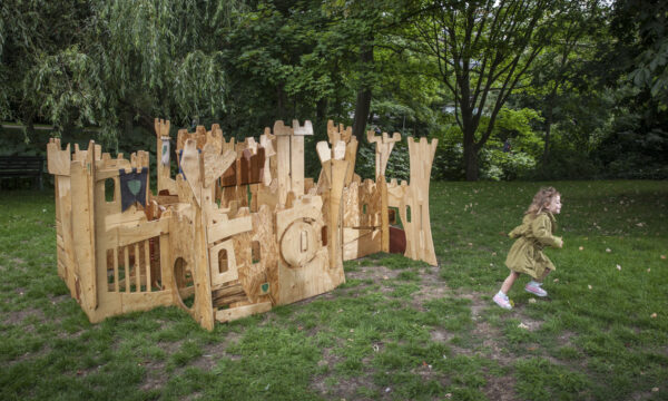 kindje aan houten doolhofkasteel